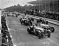 Malcolm Campbell (Startnummer 1) und Earl Howe (Startnummer 2) auf Mercedes-Benz Typ SS während des Starts zur Tourist Trophy in Irland am 23. August 1930.